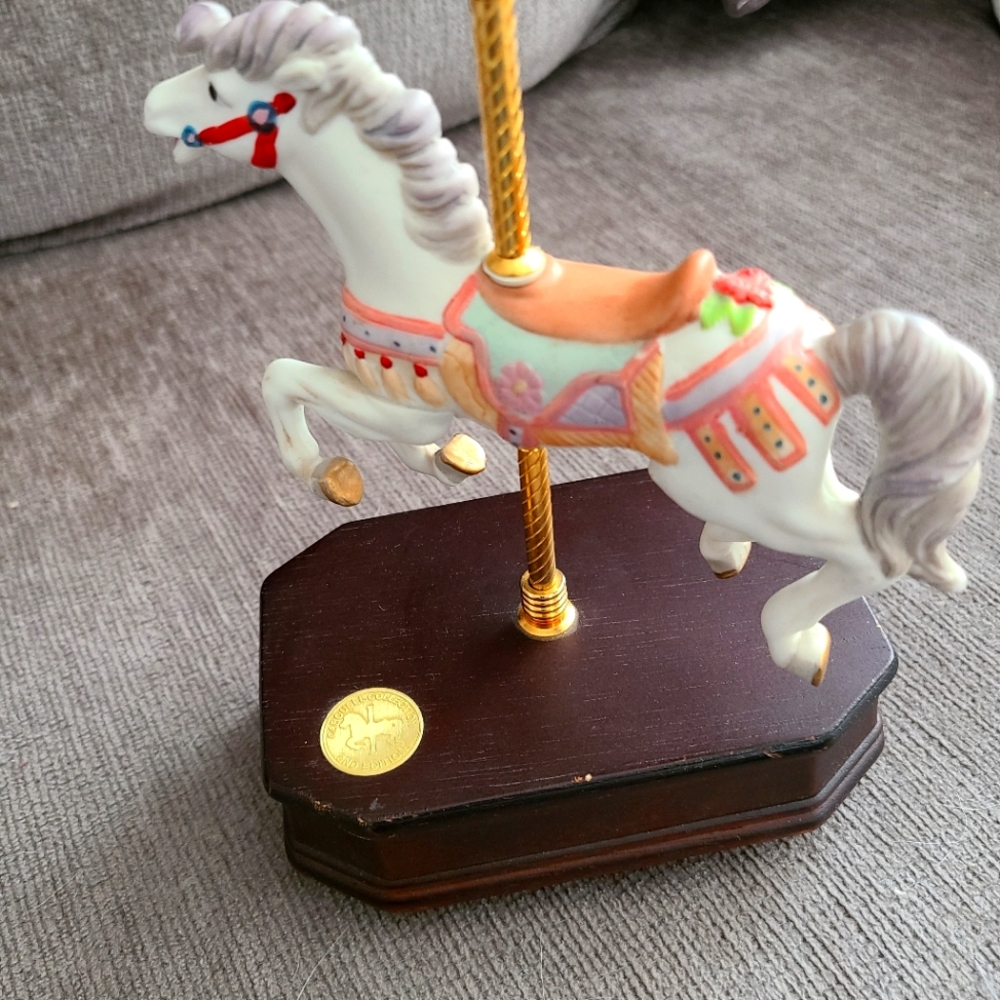 Carousel Horse, musical, turns